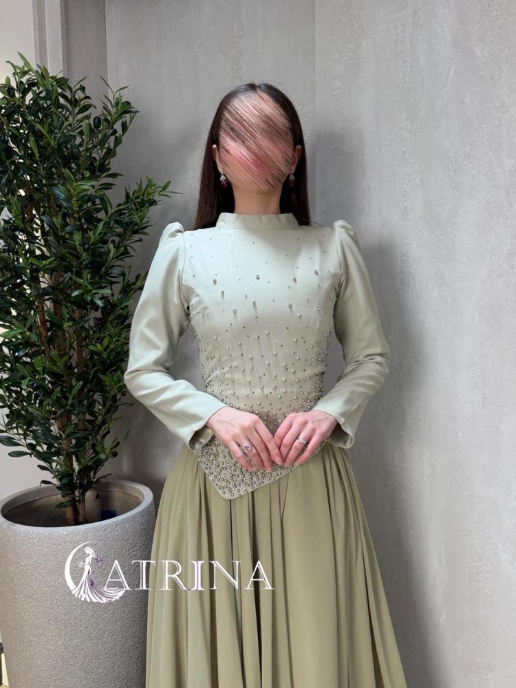 Light khaki evening dress with pearl embroidery and royal style