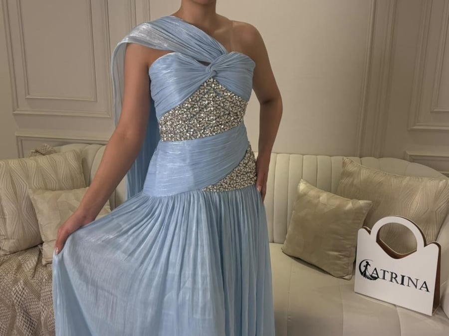 فستان سهرة سماوي بكسرات انسيابية وتطريز كريستالي فاخر
