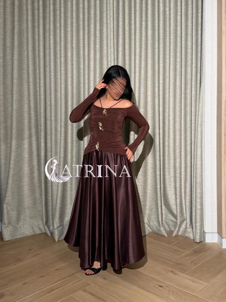 A brown evening dress with an off-shoulder design and elegant metallic details