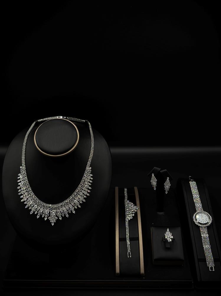 Royal accessory set studded with zircon