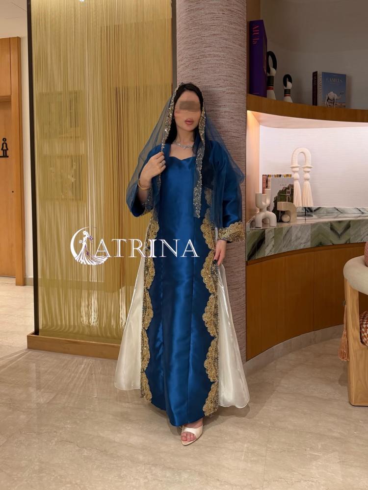 جلابية أزرق بترولي بتطريز ذهبي وشيلة تول