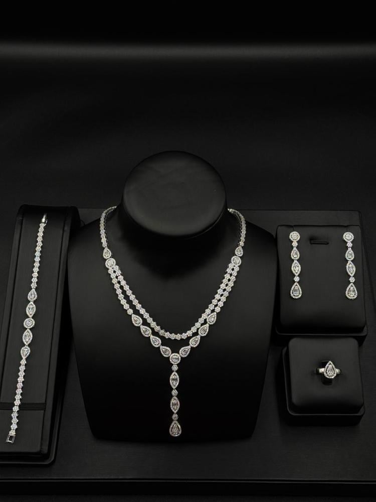 A jewelry set with the luxury of sparkling diamonds and an elegant royal design