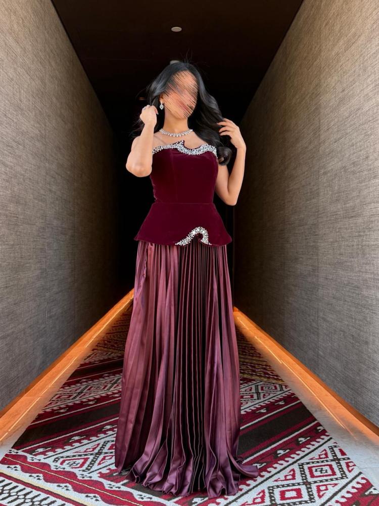 Luxurious evening dress, the ruby luxury with sparkling crystal details
