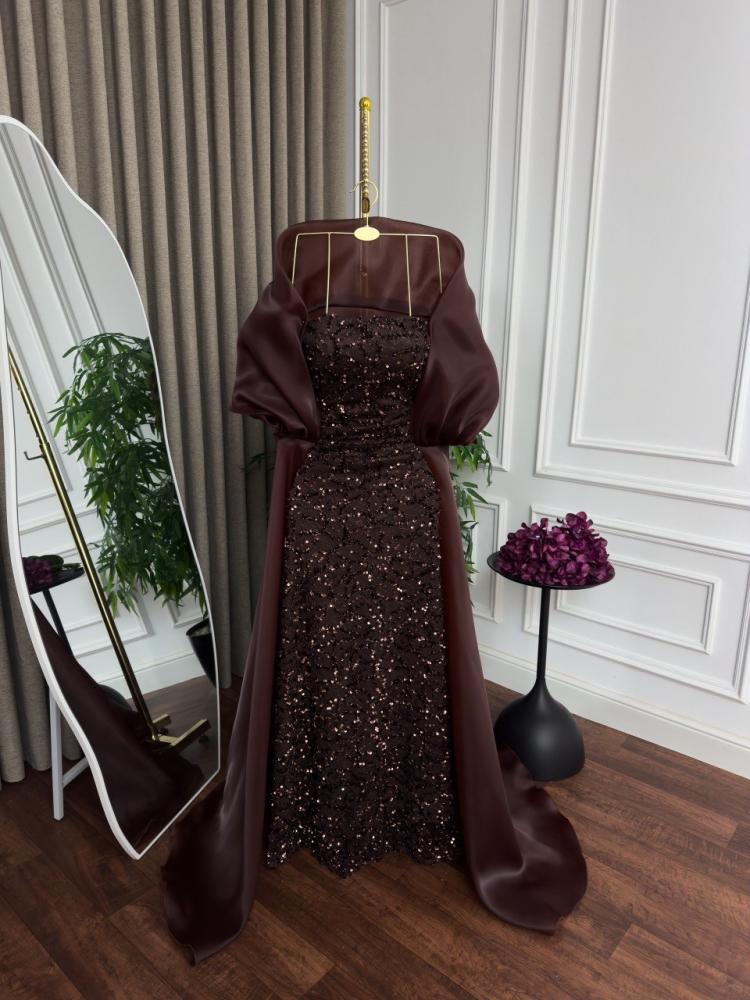 Luxury evening dress with crystal embroidery and elegant flowing cape