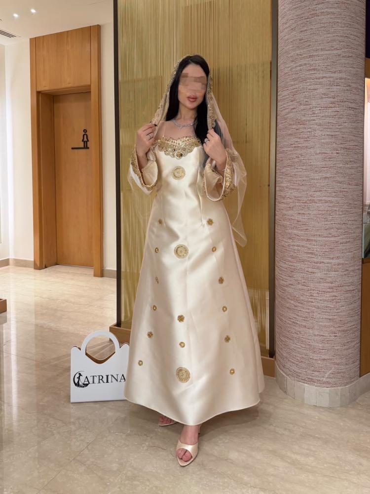 جلابية ميكادو أوف وايت بتطريز ذهبي مع شيلة