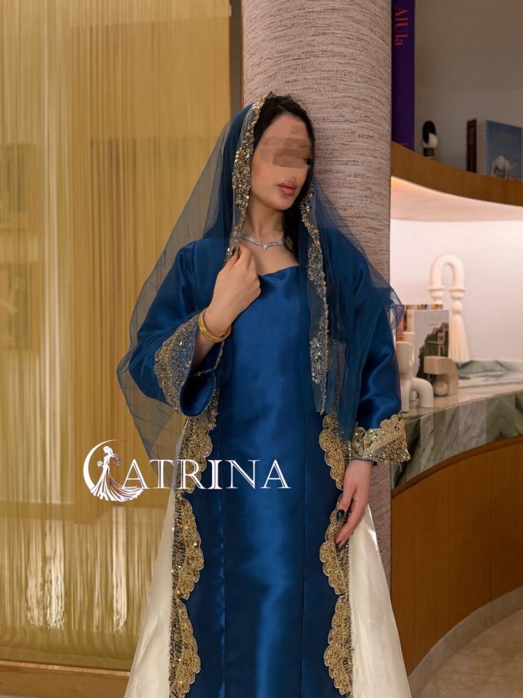 جلابية أزرق بترولي بتطريز ذهبي وشيلة تول