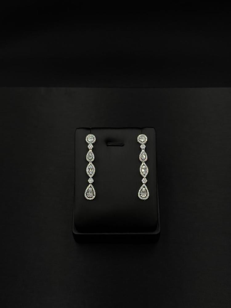 A jewelry set with the luxury of sparkling diamonds and an elegant royal design