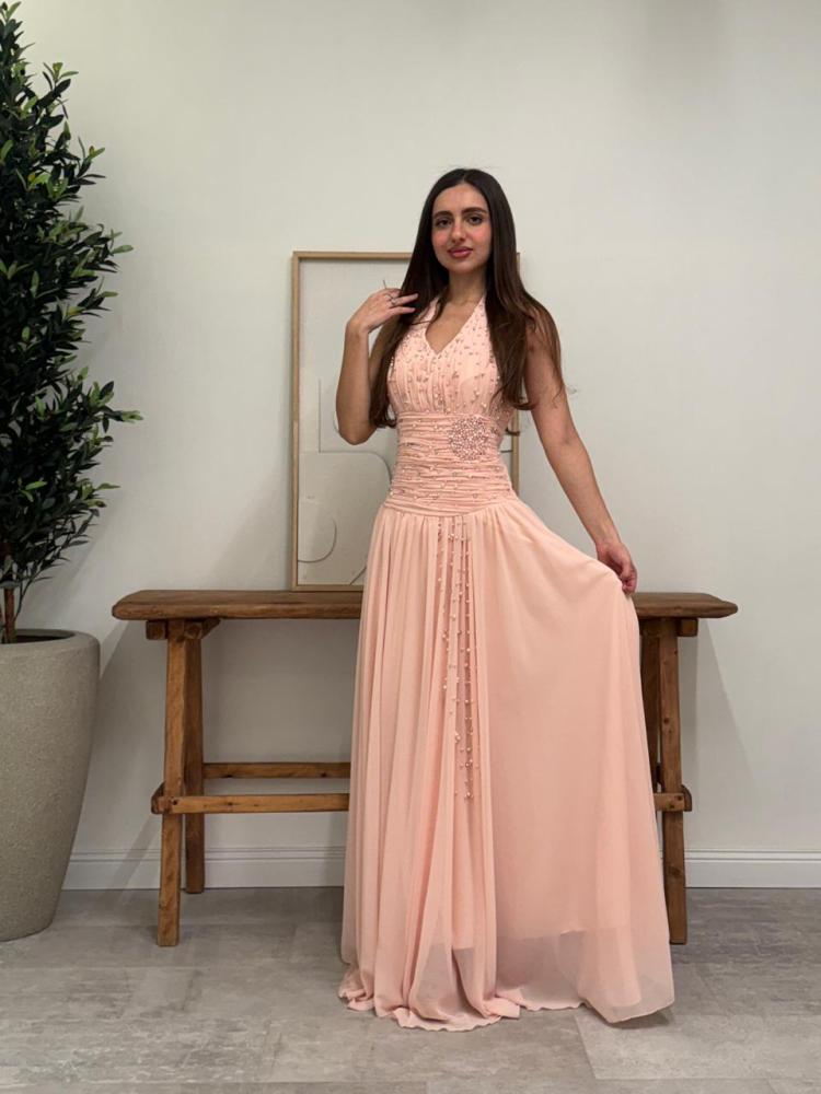 A feminine elegant evening dress in a light pink color that gives a look filled with delicacy and softness.