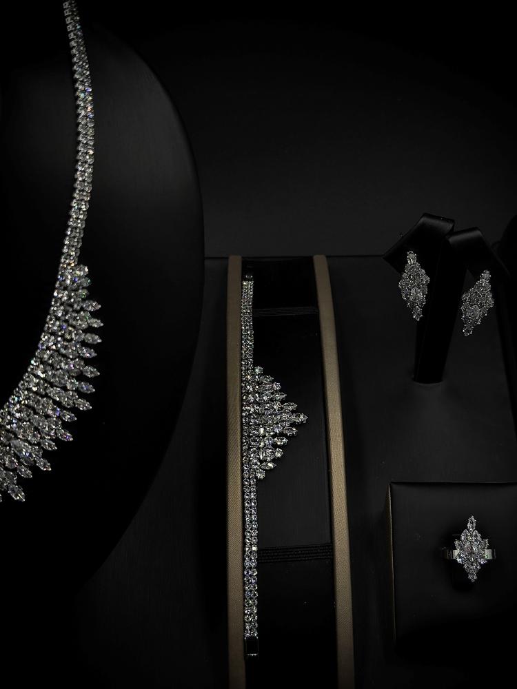 Royal accessory set studded with zircon