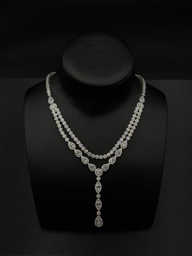 A jewelry set with the luxury of sparkling diamonds and an elegant royal design