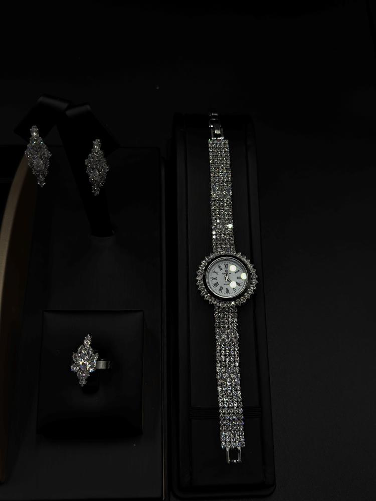 Royal accessory set studded with zircon