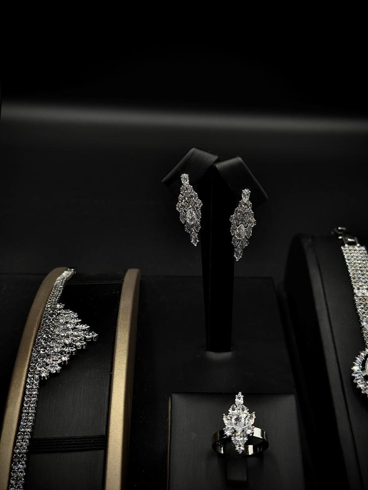 Royal accessory set studded with zircon