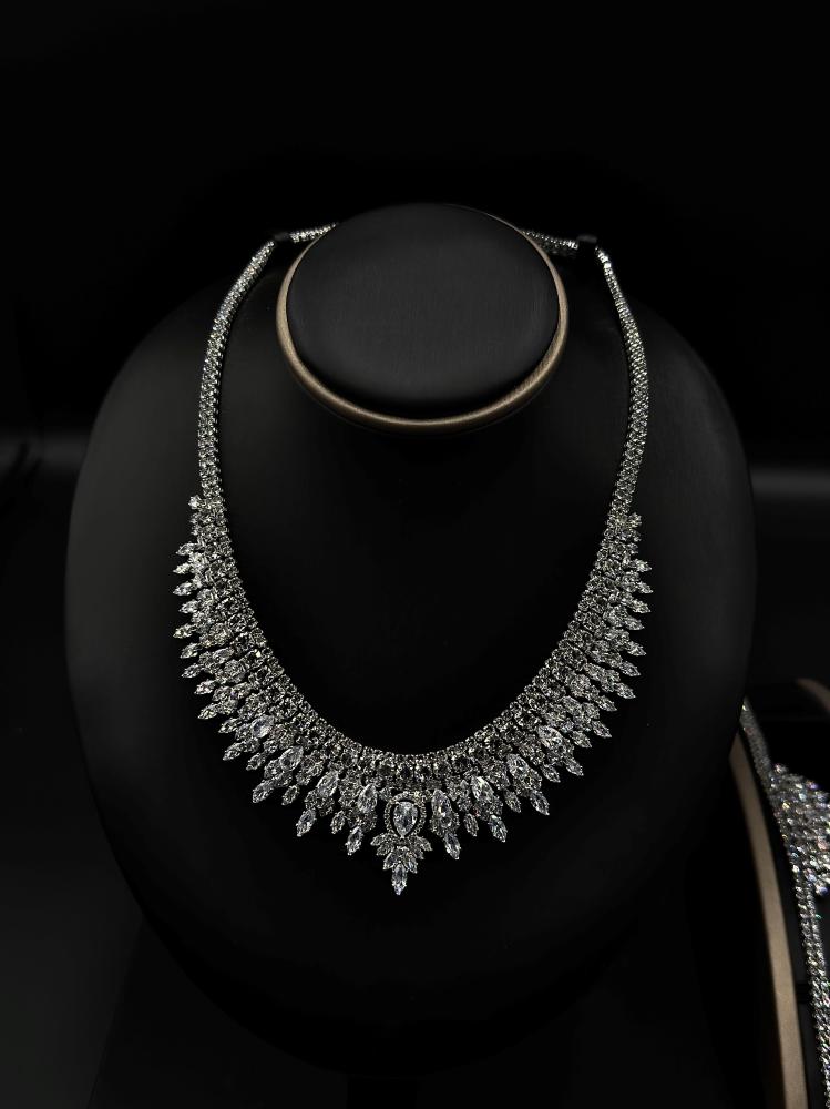 Royal accessory set studded with zircon