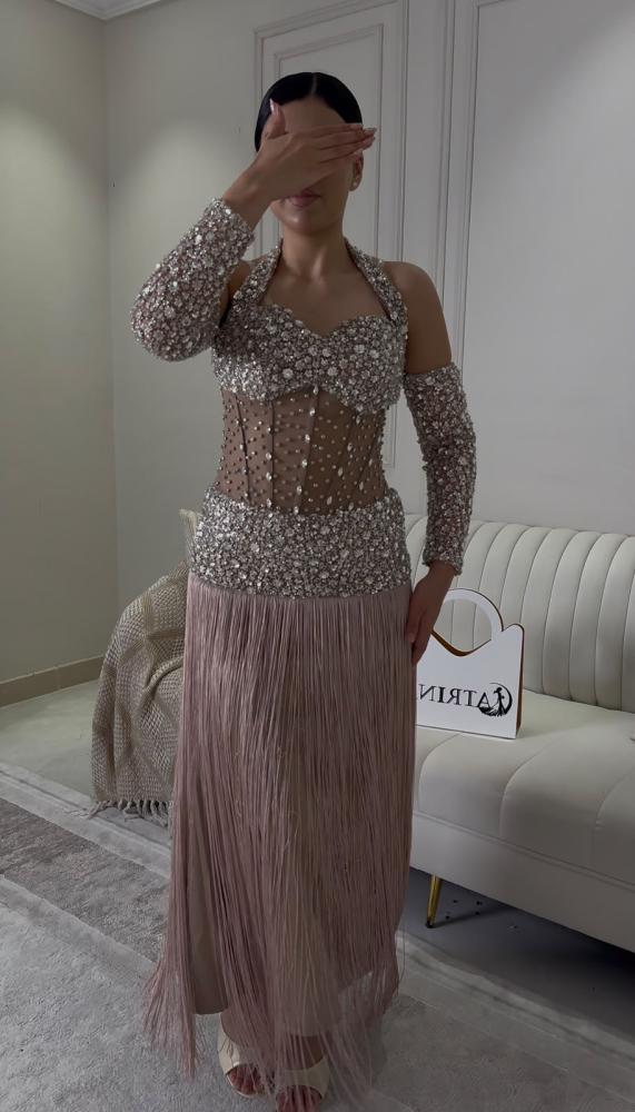 فستان سهرة فاخر مرصع بالكريستال مع تنورة هدب حركية