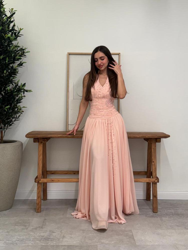 A feminine elegant evening dress in a light pink color that gives a look filled with delicacy and softness.