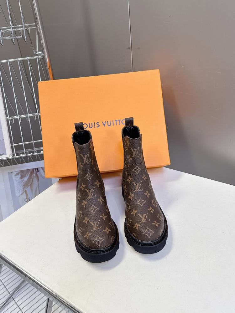 بوت لويس فيتون "مارتن" (Martin Boots) - تشكيلة خريف وشتاء 2025 بتصميم عصري وأناقة المشاهير