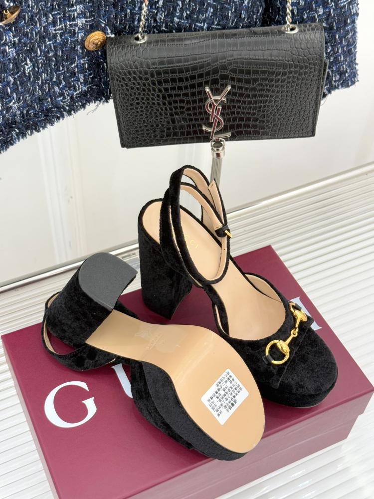 "قوتشي" (Gucci) مخملي بكعب عالي ونعل سميك - أناقة "هورسبيت" الخالدة