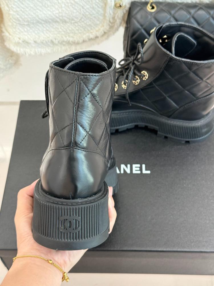 بوت كاحل شانيل (Chanel) منصة عريضة