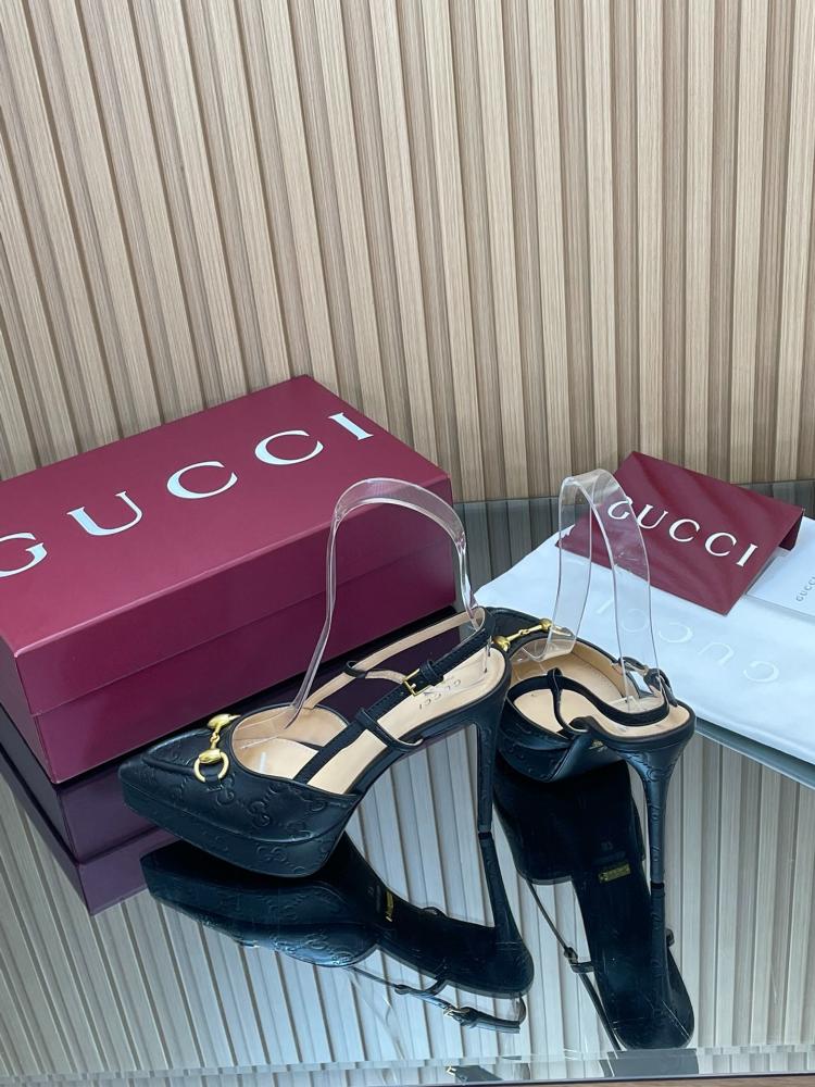 حذاء "قوتشي" (Gucci) سلينغ باك بلاتفورم - جلد GG منقوش ومشبك هورسبيت ذهبي