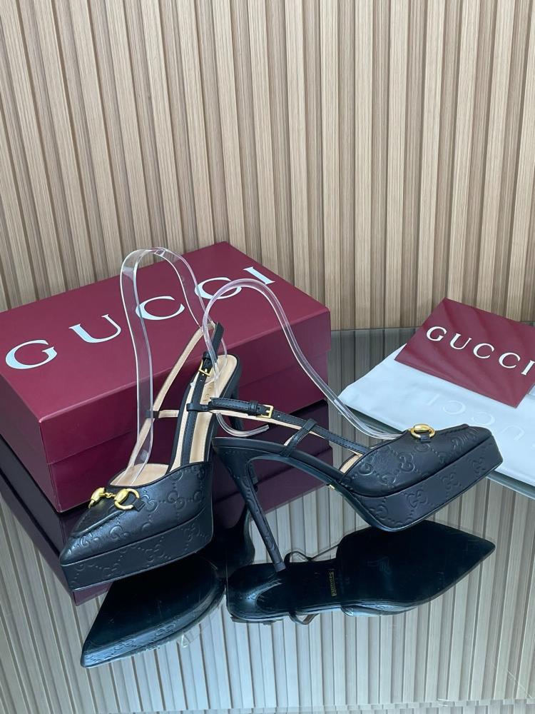 حذاء "قوتشي" (Gucci) سلينغ باك بلاتفورم - جلد GG منقوش ومشبك هورسبيت ذهبي