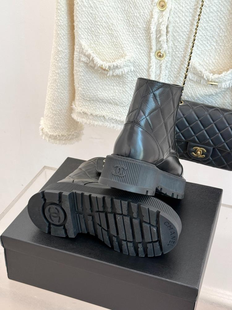 بوت كاحل شانيل (Chanel) منصة عريضة