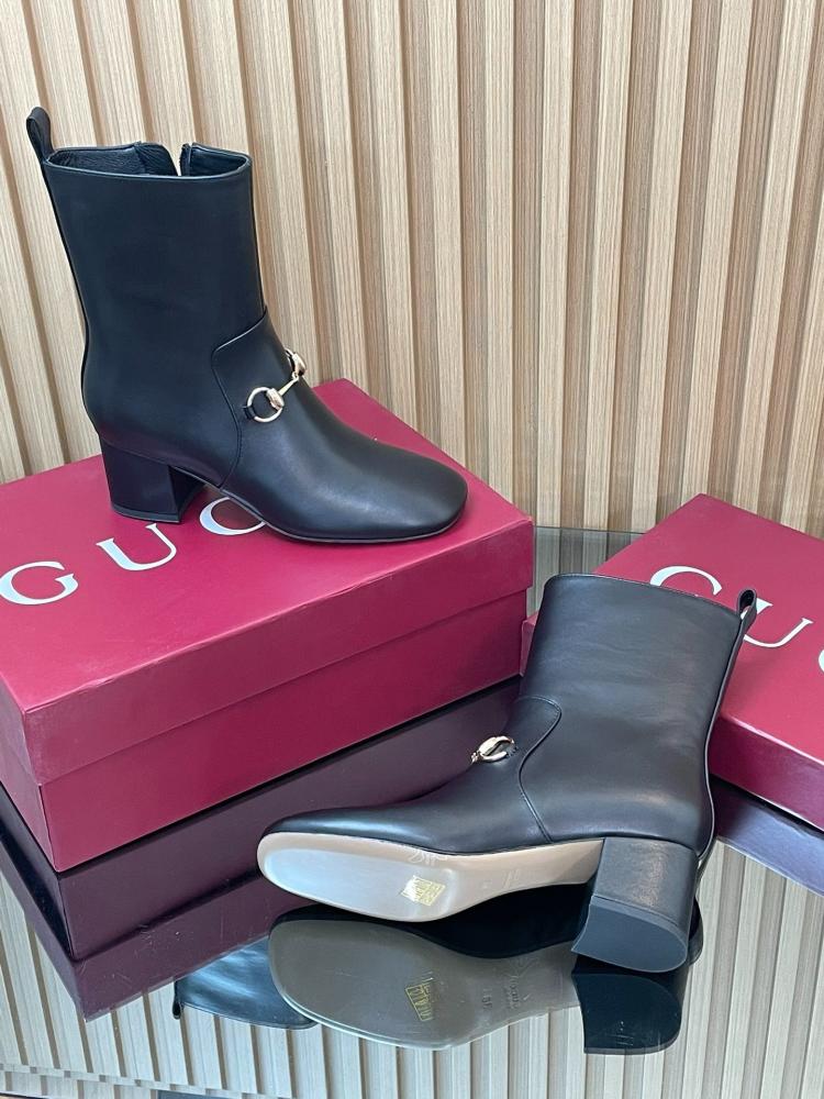بوت "قوتشي" (Gucci) كاحل بلمسة "الهورسبيت" - كعب عريض ومقدمة مربعة
