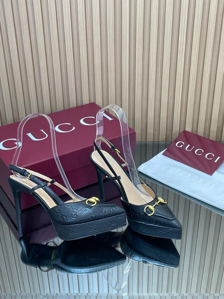 حذاء "قوتشي" (Gucci) سلينغ باك بلاتفورم - جلد GG منقوش ومشبك هورسبيت ذهبي