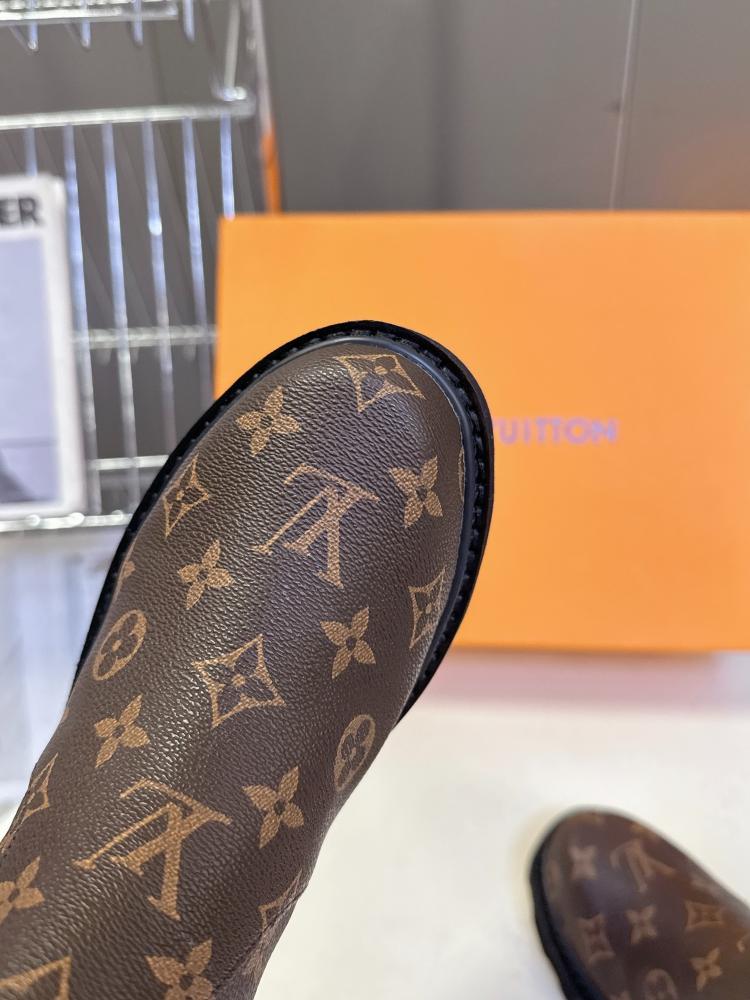 بوت لويس فيتون "مارتن" (Martin Boots) - تشكيلة خريف وشتاء 2025 بتصميم عصري وأناقة المشاهير
