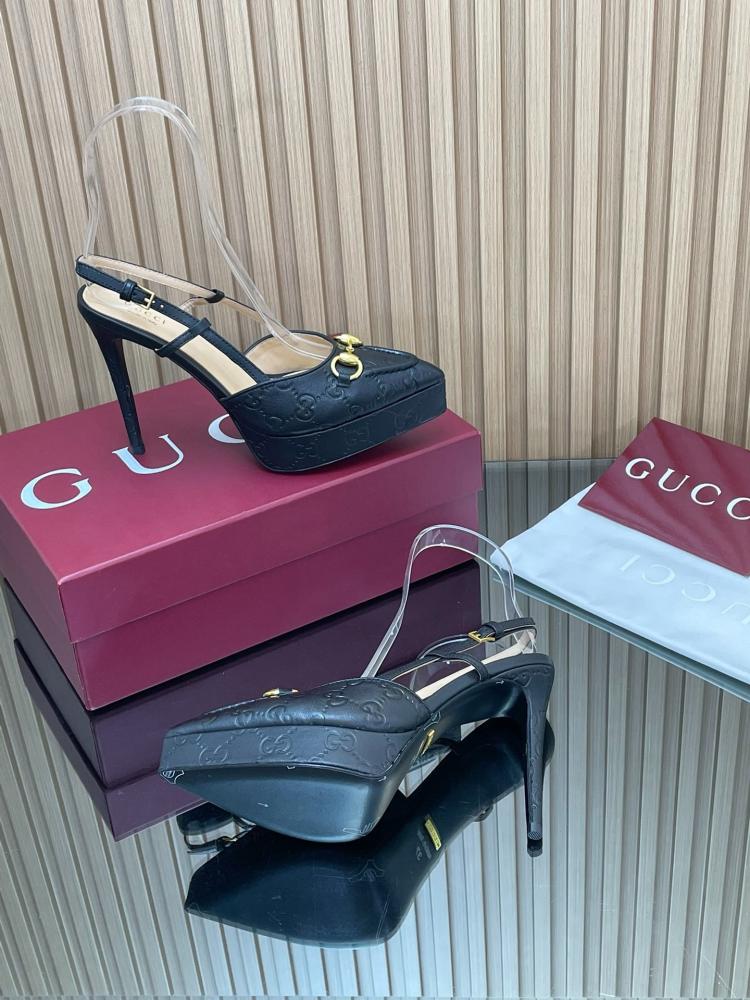 حذاء "قوتشي" (Gucci) سلينغ باك بلاتفورم - جلد GG منقوش ومشبك هورسبيت ذهبي