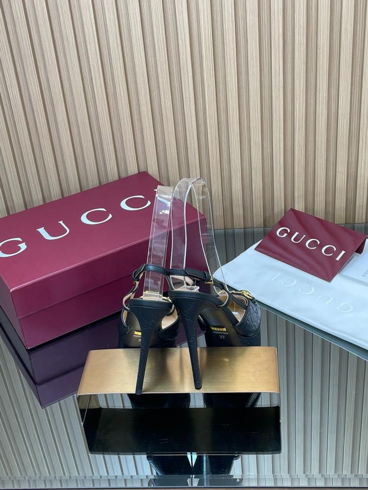 حذاء "قوتشي" (Gucci) سلينغ باك بلاتفورم - جلد GG منقوش ومشبك هورسبيت ذهبي