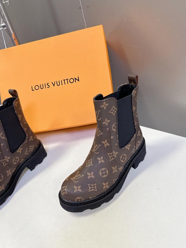 بوت لويس فيتون "مارتن" (Martin Boots) - تشكيلة خريف وشتاء 2025 بتصميم عصري وأناقة المشاهير