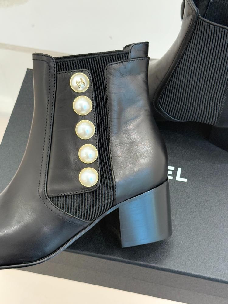بوت تشيلسي شانيل (Chanel) كعب عريض