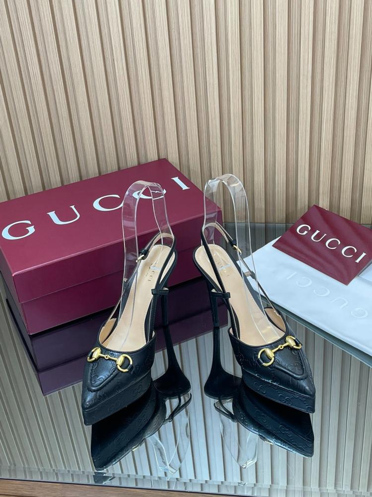 حذاء "قوتشي" (Gucci) سلينغ باك بلاتفورم - جلد GG منقوش ومشبك هورسبيت ذهبي