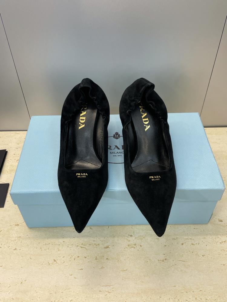 حذاء "برادا" (Prada) كعب عالٍ مدبب - مجموعة ربيع 2026 من منصة العرض بكعب "ستيليتو" ملون