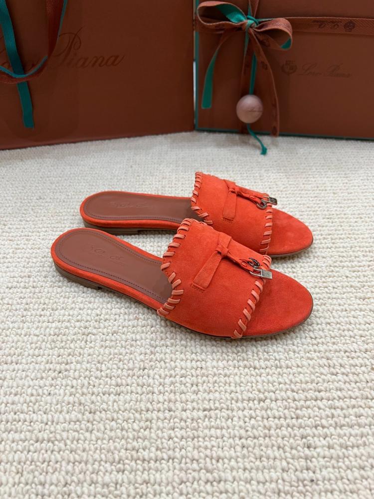 "لورو بيانا" (Mules) شامواه فاخر بحواف محبوكة وقلادة My Charms - أناقة الحرفية اليدوية