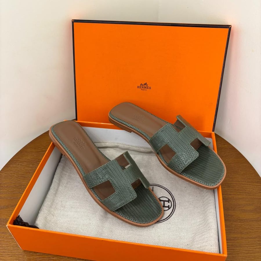 صندل هيرميس "أوران" (Hermès Oran) أخضر ملكي - جلود نادرة (نعام وسحلية) صناعة يدوية