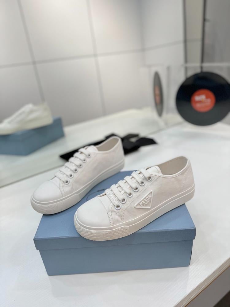 سنيكرز "برادا" (Prada) قماش أبيض كلاسيكي - تصميم خفيف بنمط الألماس المبطن