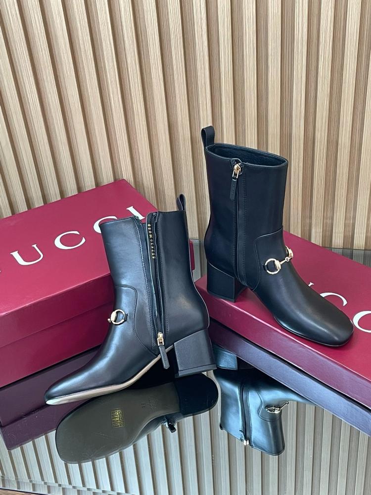 بوت "قوتشي" (Gucci) كاحل بلمسة "الهورسبيت" - كعب عريض ومقدمة مربعة