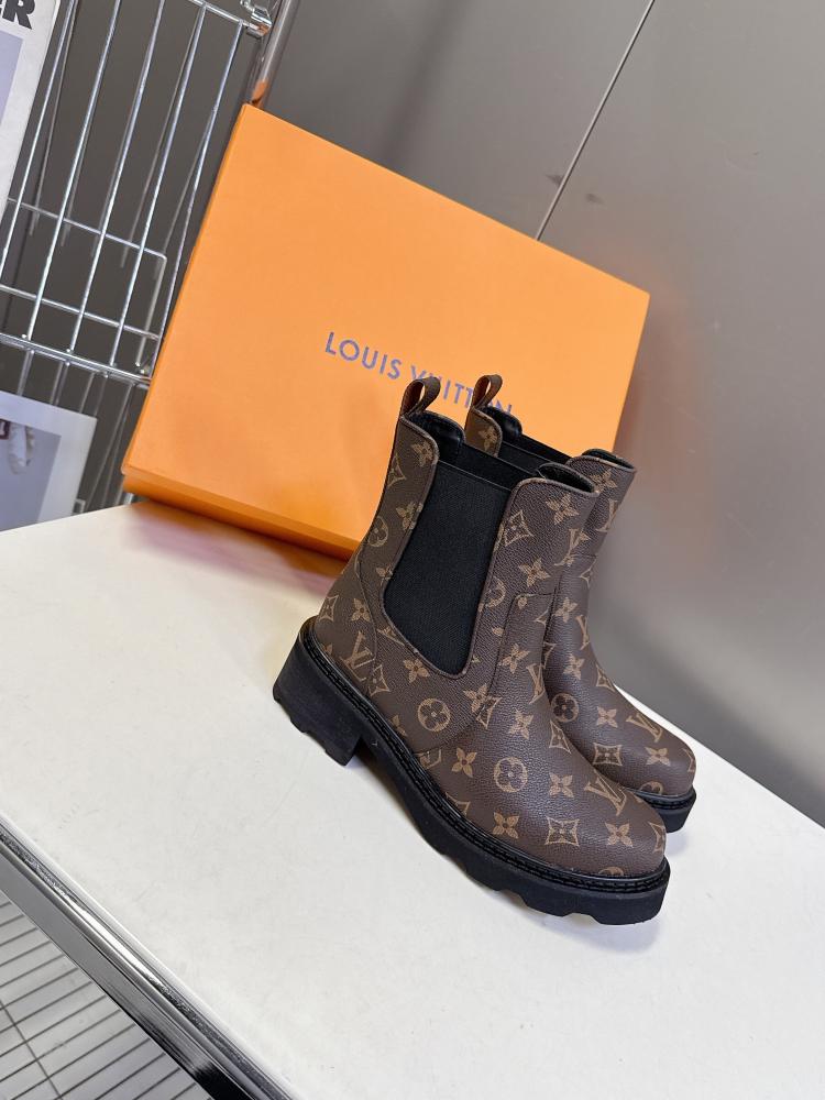 بوت لويس فيتون "مارتن" (Martin Boots) - تشكيلة خريف وشتاء 2025 بتصميم عصري وأناقة المشاهير