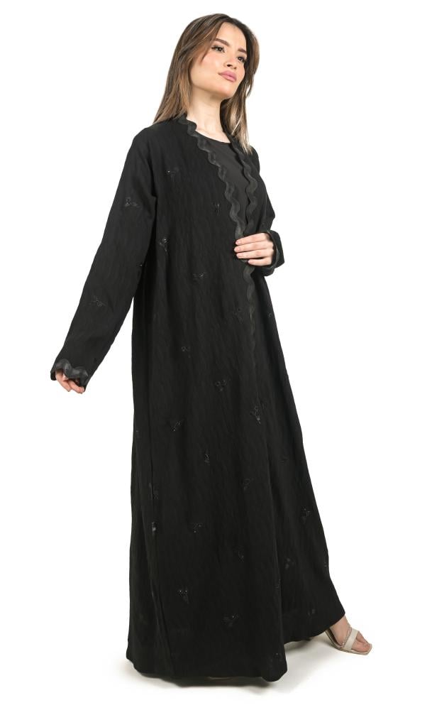 عباية لف بتطريز ناعم وقيطان على الواجهة والأكمام 1367401