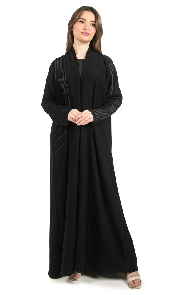 عباية لف مزينة بقيطان على الواجهة والأكمام