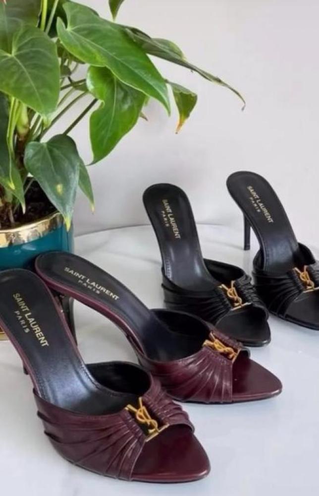 كعب عالٍ يحتوي على شعار YSL