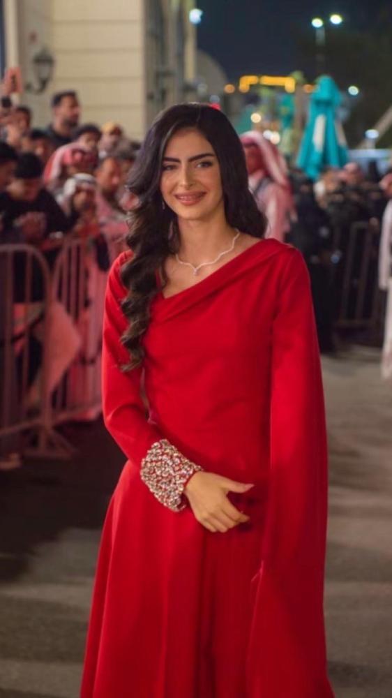 فستان سهرة احمر بأكمام مطرزه