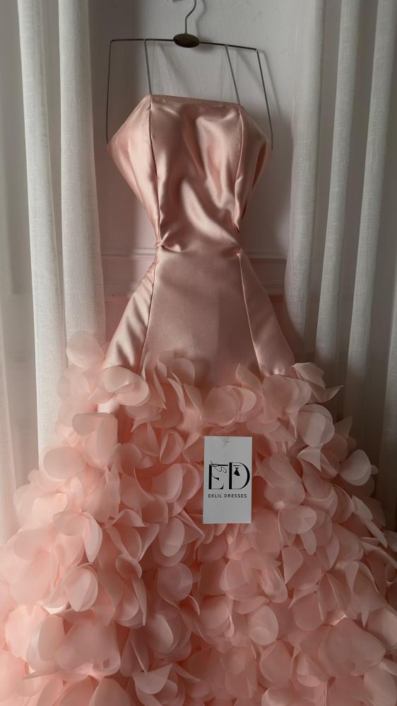 فستان سهرة ميكادو وردي بورود كثيفة