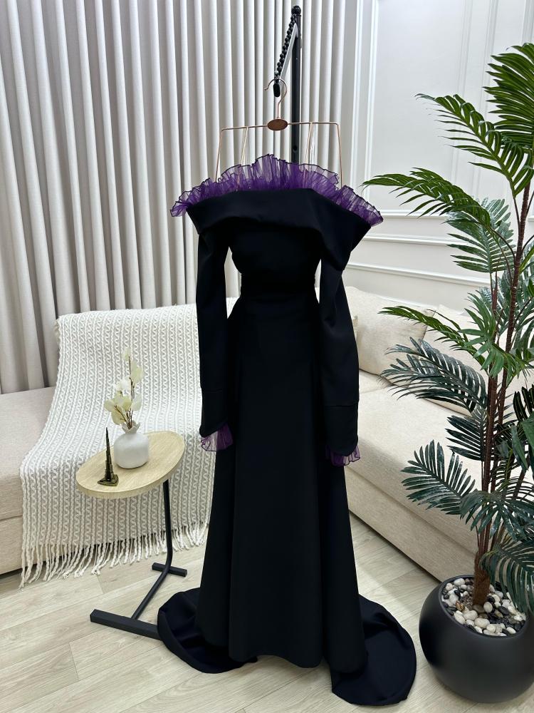 فستان سواريه أسود مزين بكشكشة بنفسجي