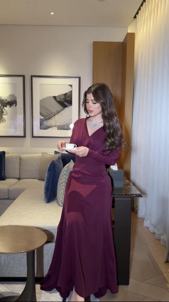 فستان ناعم عنابي درابيه بياقة V باربي