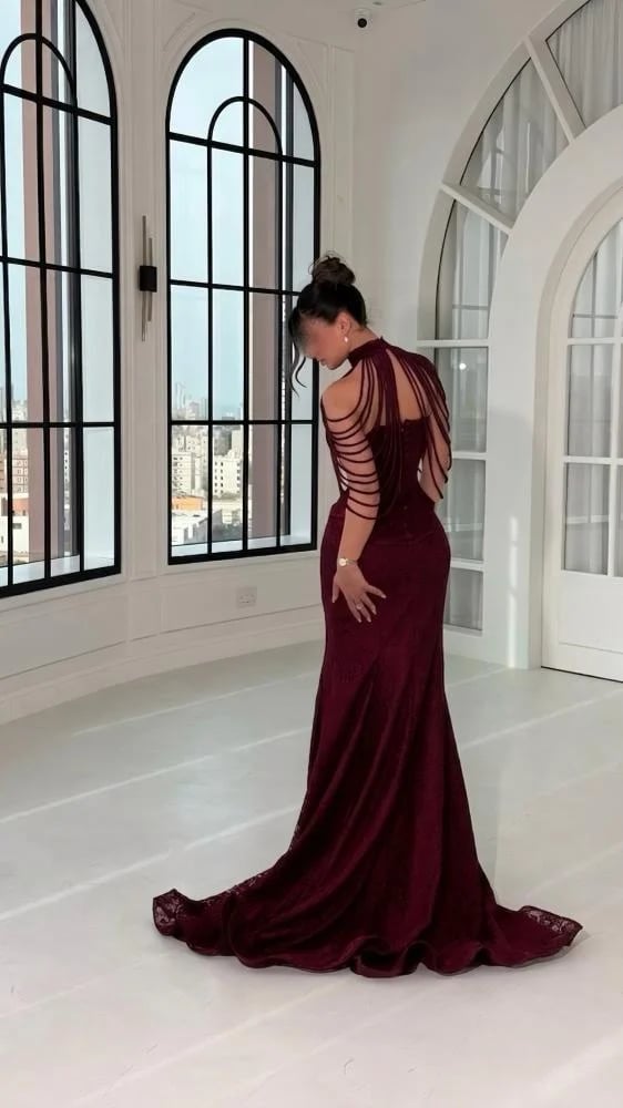فستان سهرة برغندي بقصة هالتر وكورسيه دانتيل
