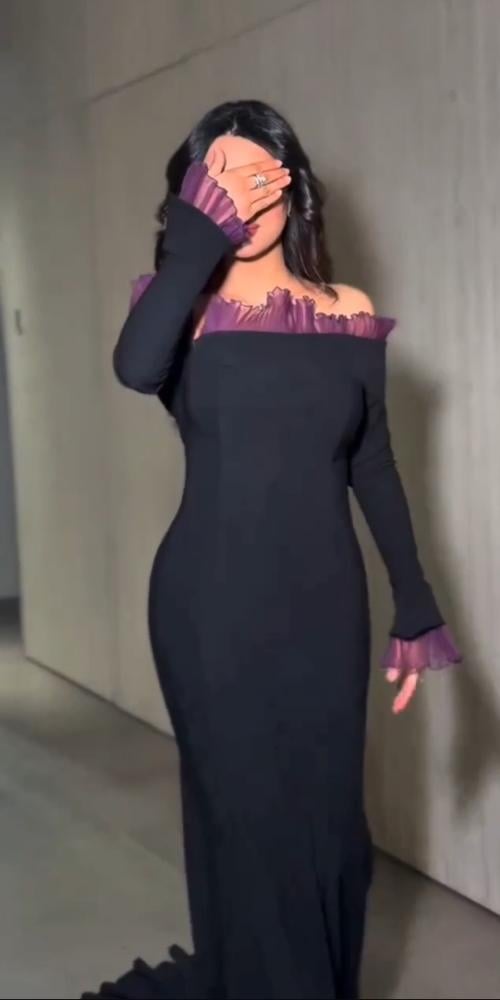 فستان سواريه أسود مزين بكشكشة بنفسجي