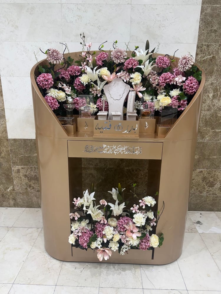 عربة ملكة ذهبية بتنسيق ورد وردي وأبيض