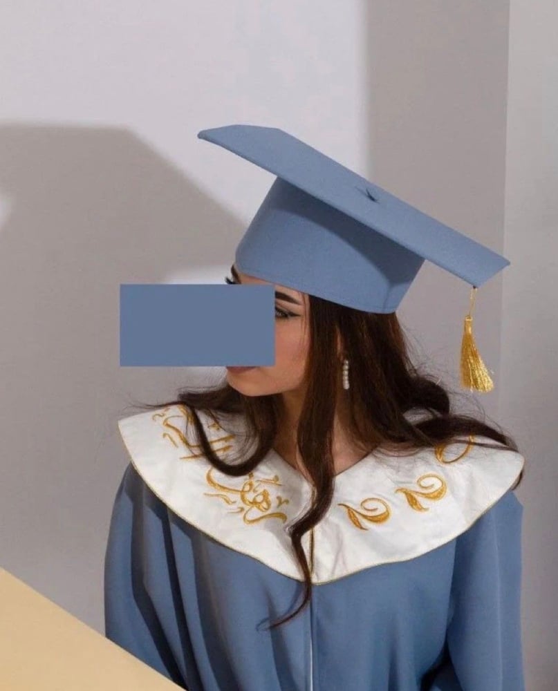 قبعة تخرج فقط مع تصميم وتطريز